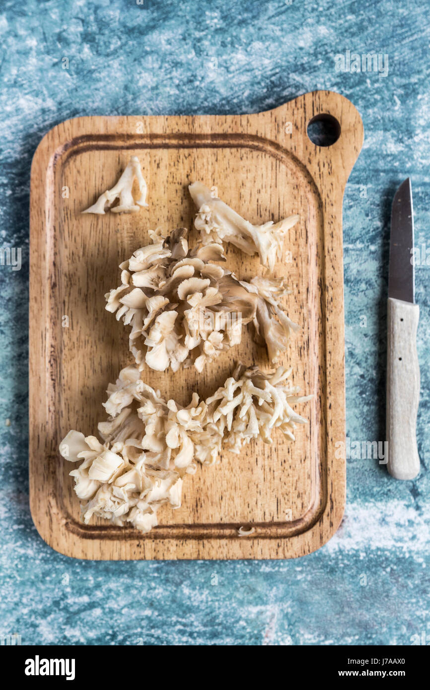 Champignons Maitake sur planche de bois Banque D'Images