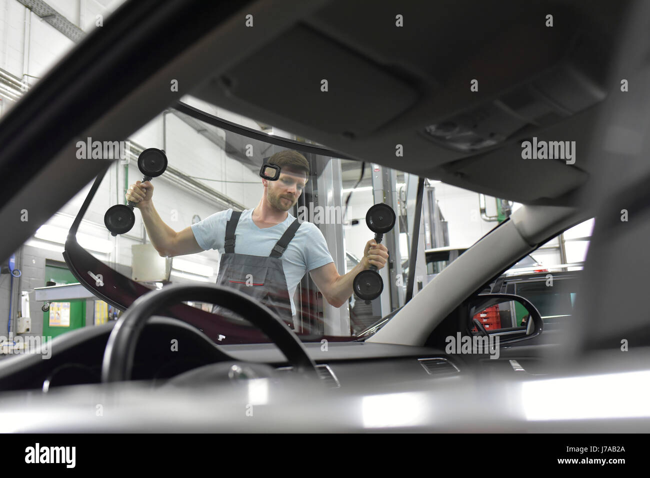 Mécanicien de voiture à un atelier de changer car window Banque D'Images