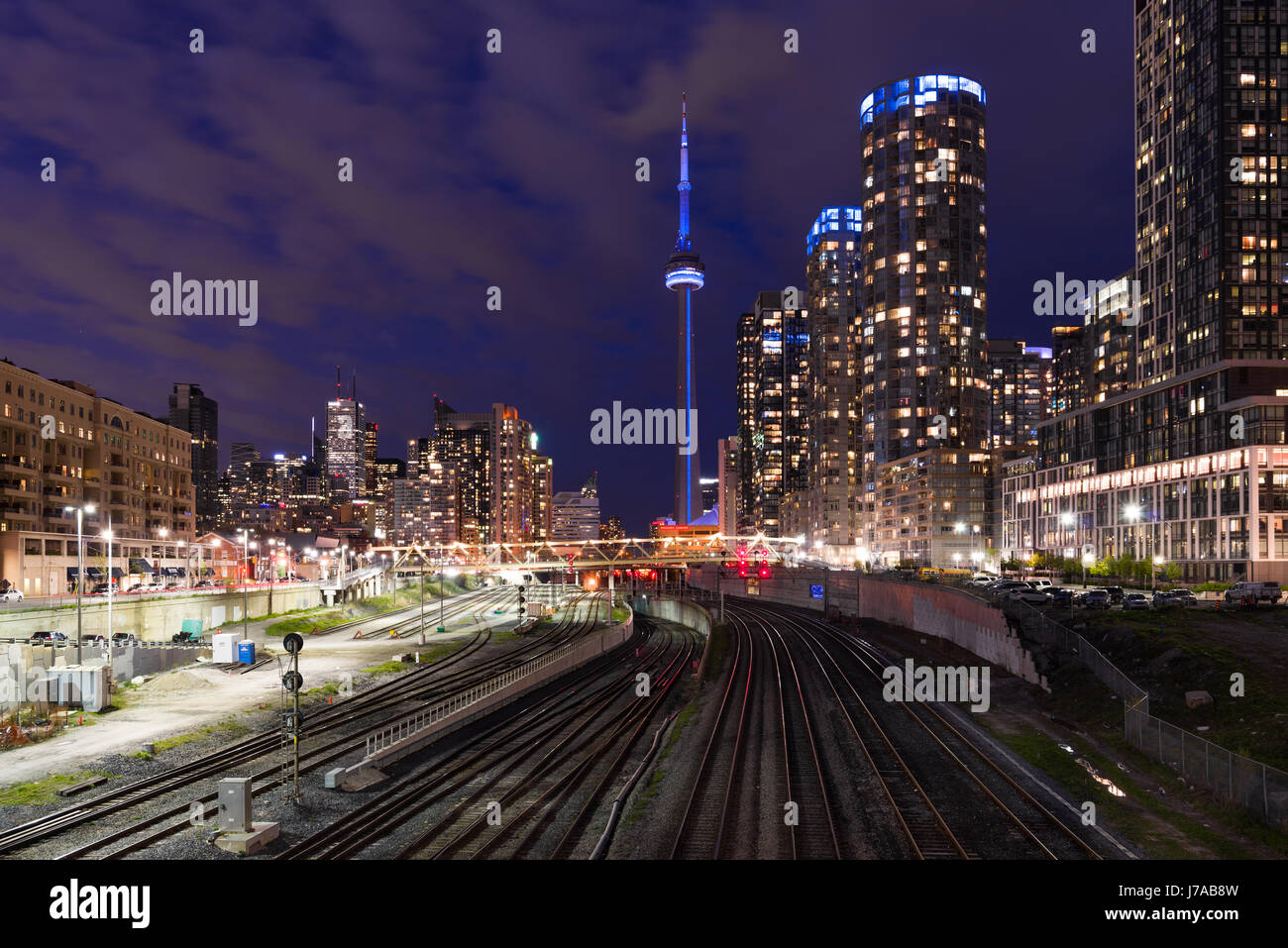 Toronto Skyline at Dusk avec les voies ferrées en premier plan et en arrière-plan de la Tour CN, Toronto, Canada Banque D'Images
