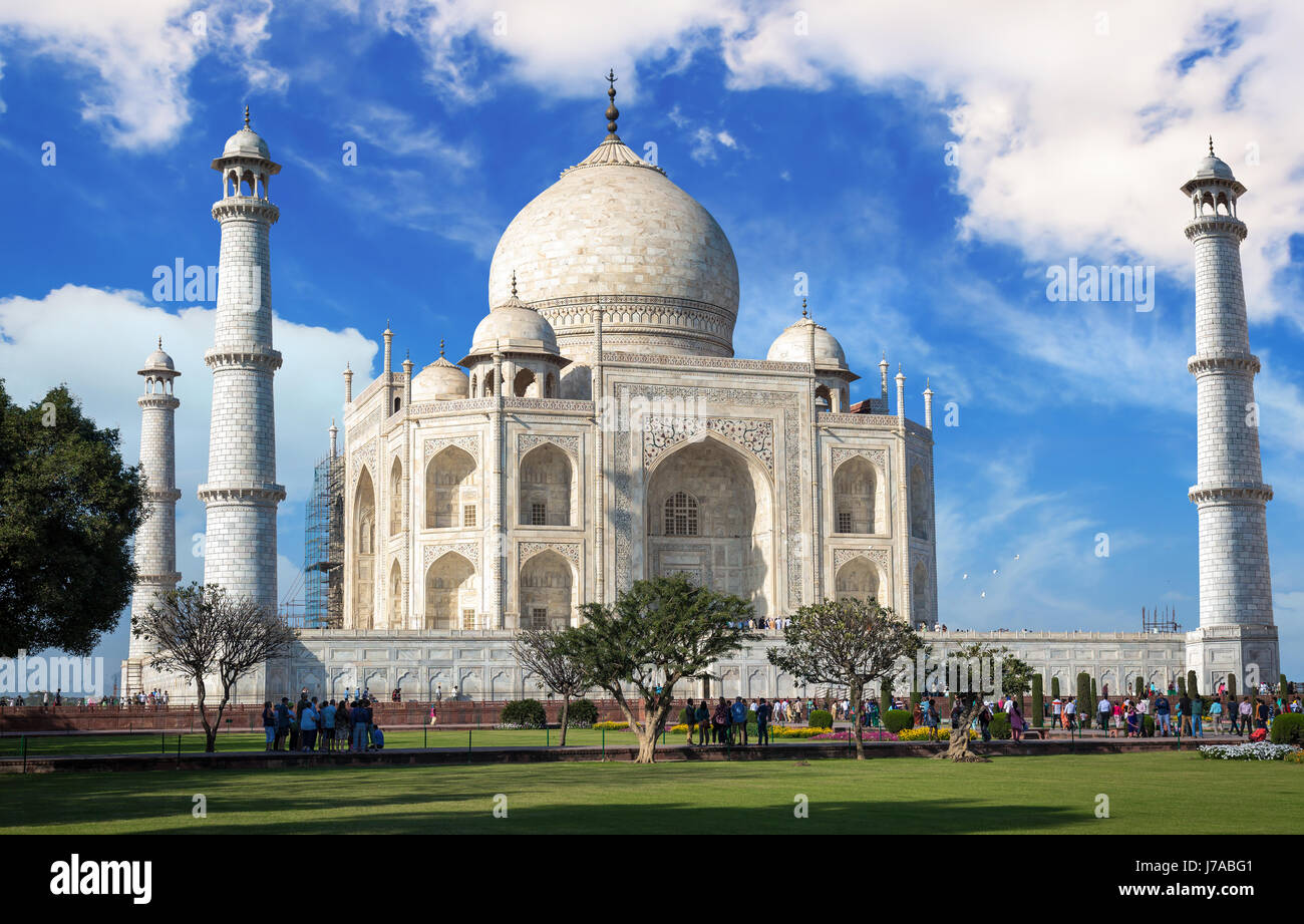 Taj Mahal en vue rapprochée avec ciel bleu et nuages - site du patrimoine mondial de l'unesco. Banque D'Images