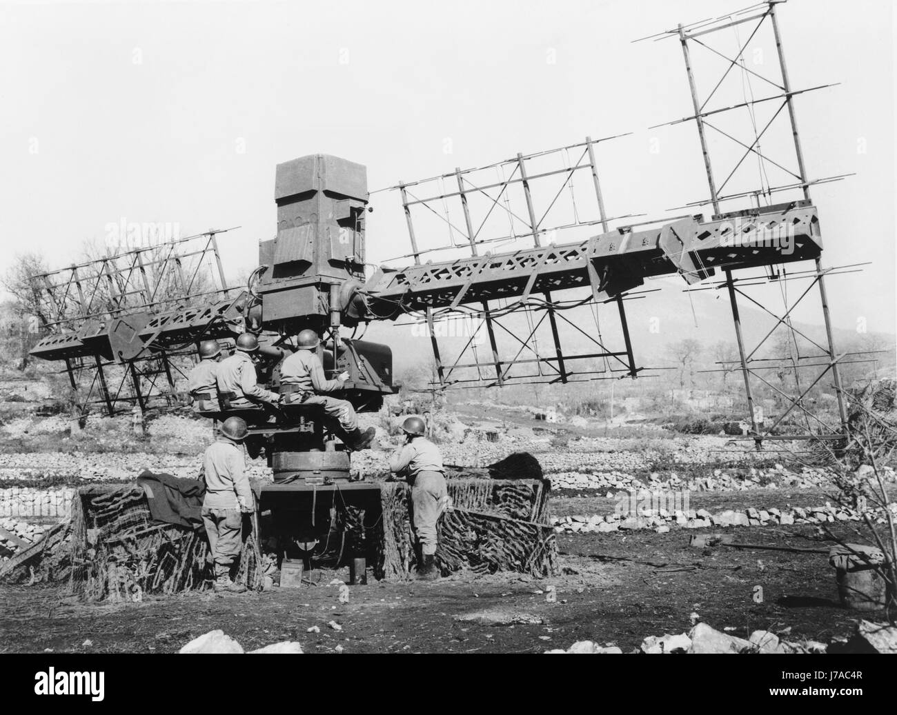 Un équipage de cinq hommes exploite le système radar SCR-268 durant la Seconde Guerre mondiale. Banque D'Images