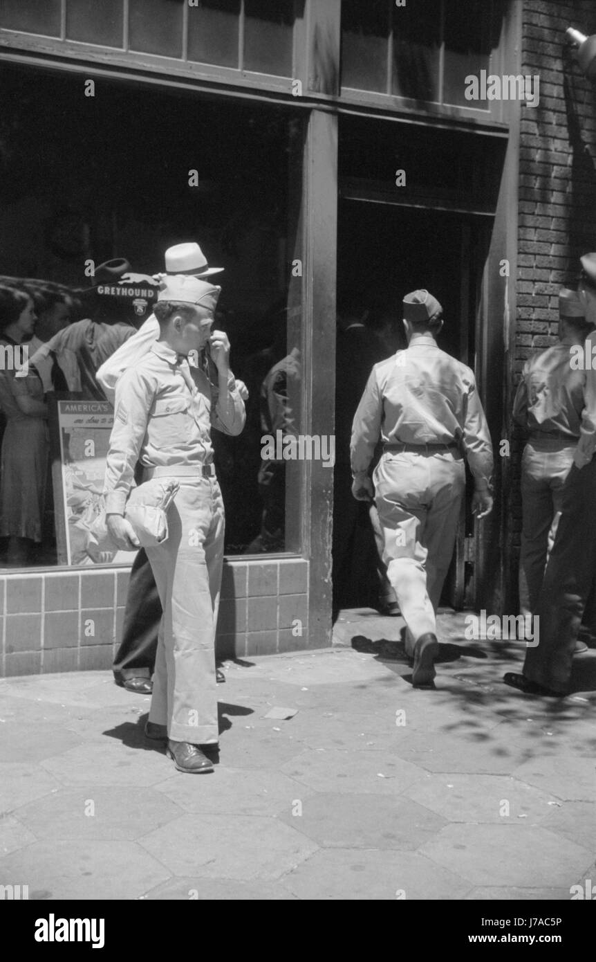 Les soldats de Fort Benning au terminal de bus à Columbus, Géorgie, 1941. Banque D'Images