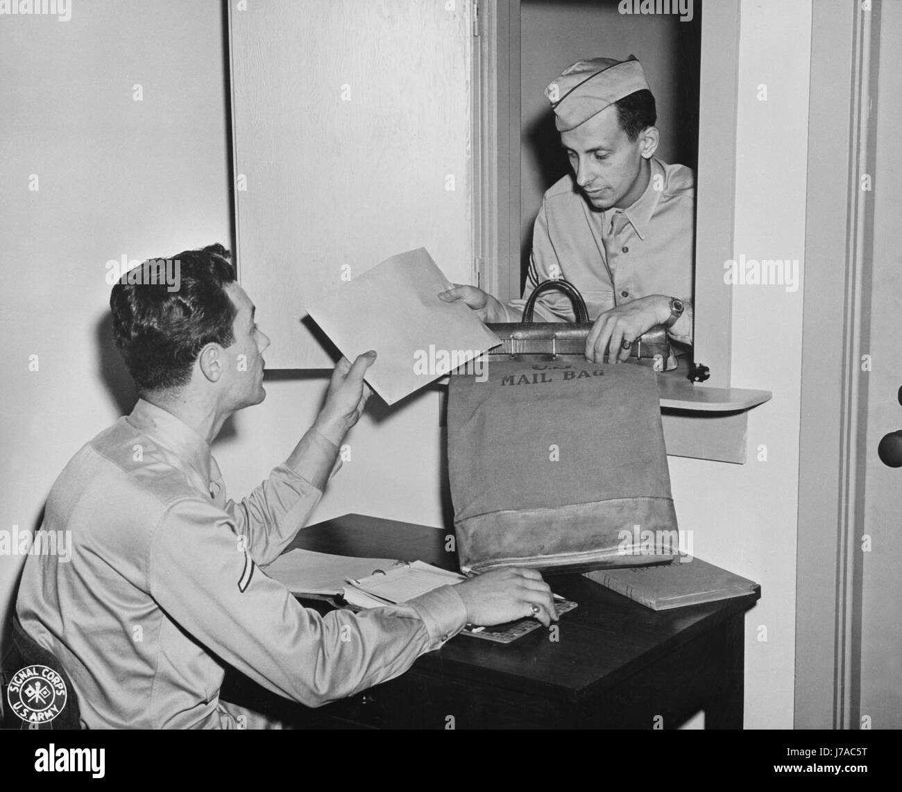 Une offre de messagerie armés lettres au courrier photo Station à Washington D.C., 1943. Banque D'Images