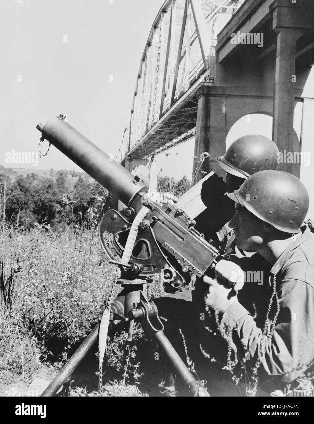 Les soldats américains avec leurs armes lourdes armes, vers 1942. Banque D'Images