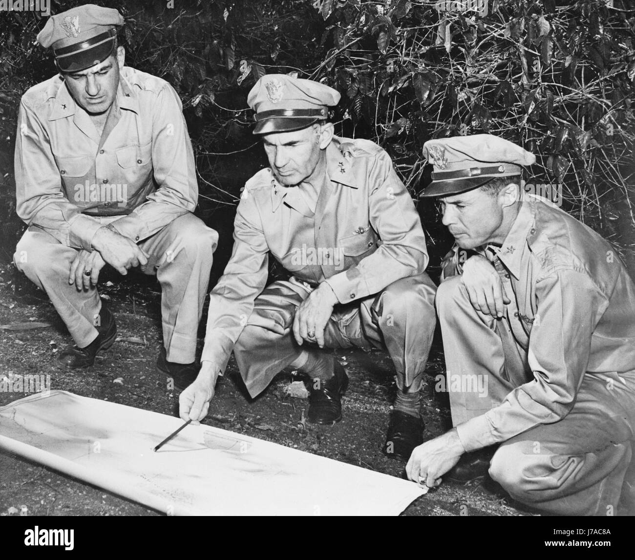 Les membres de l'armée américaine l'examen d'une carte dans la région du Pacifique Sud, vers 1942. Banque D'Images
