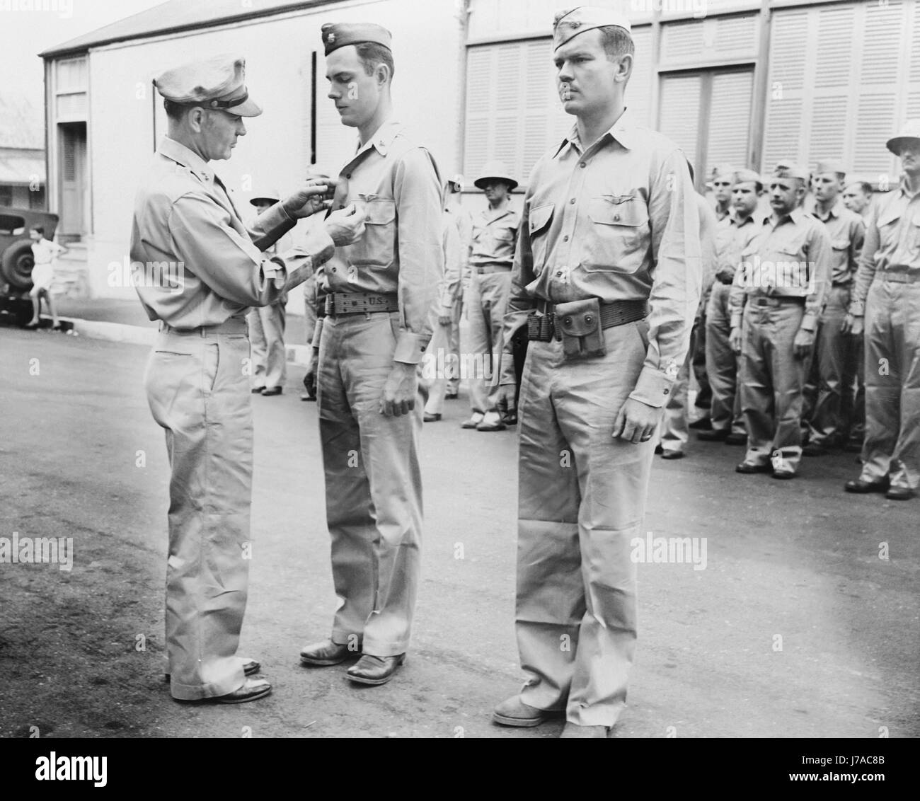 Commandant des forces de l'armée américaine pinning le Silver Star sur les Grands Officiers, vers 1942. Banque D'Images