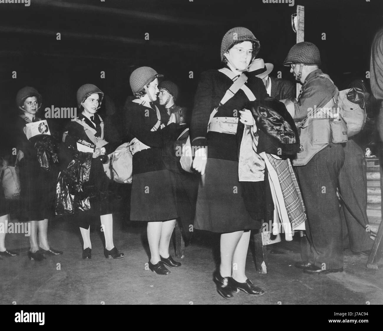 Les infirmières de l'armée américaine portant des casques de net-couverts, vers 1942. Banque D'Images