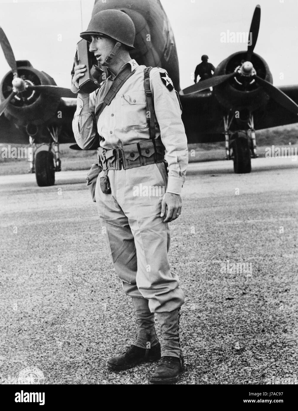 Officier d'infanterie aéroporté à l'aide d'un talkie-walkie lors des manoeuvres de la troisième armée, vers 1942. Banque D'Images