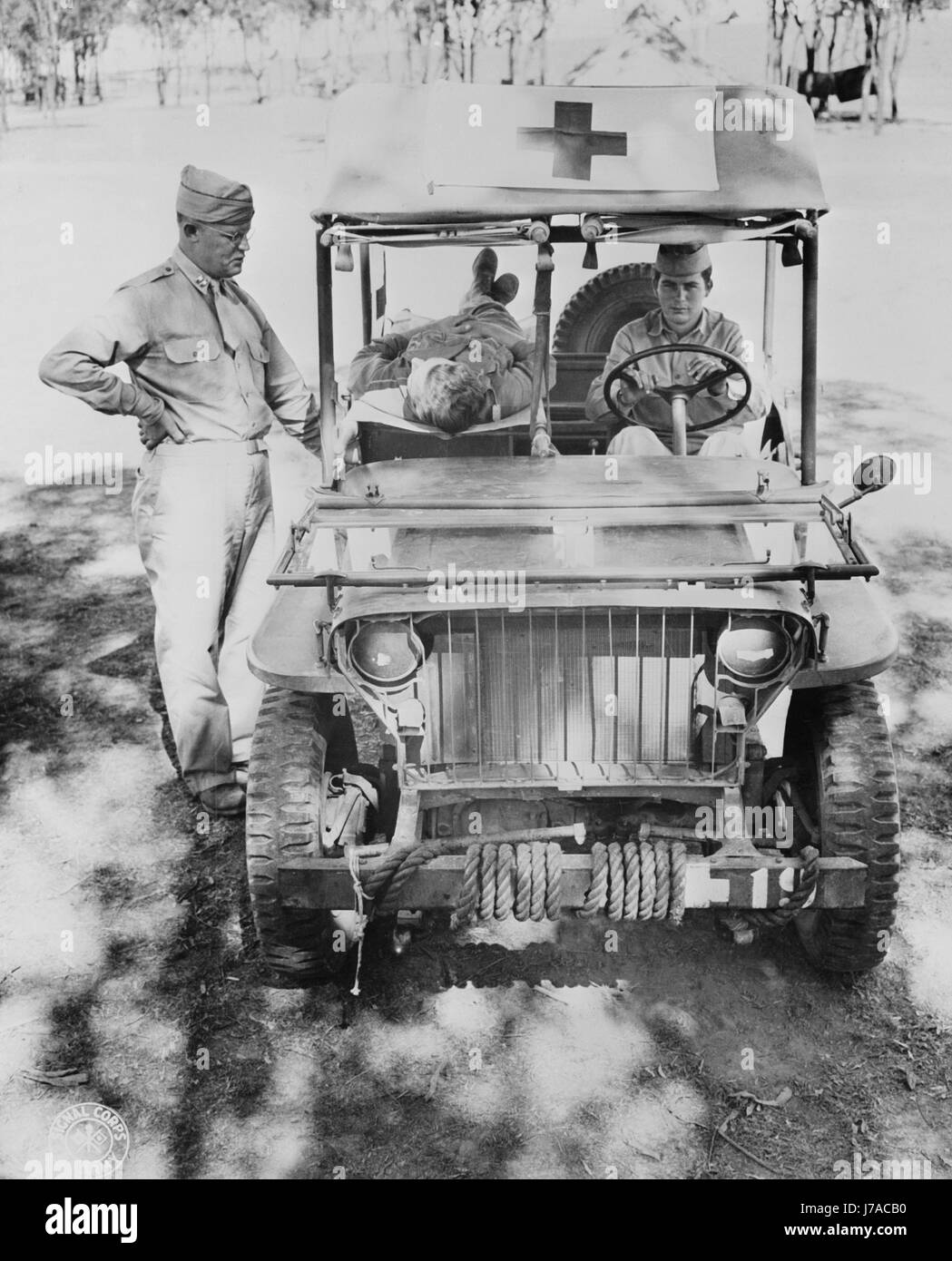 Le capitaine Nelson l'inspection d'un demi-tonne, jeep avec un cadre métallique, 1942. Banque D'Images