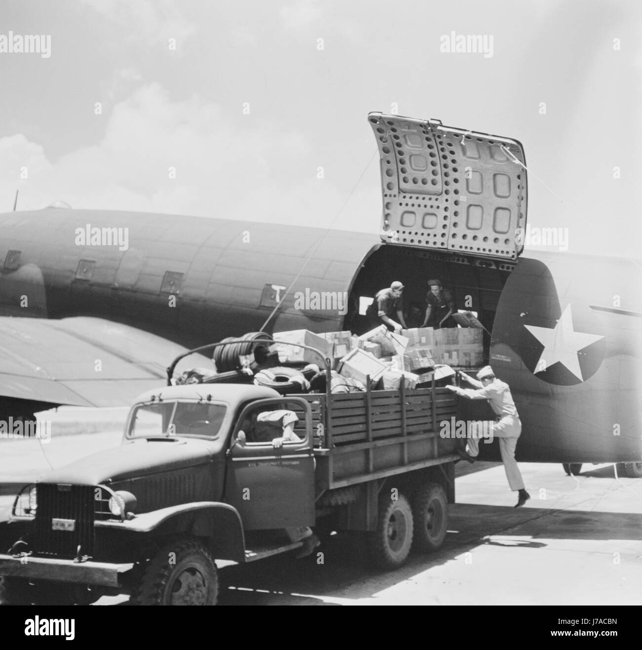 Décharger des cargaisons d'un Air Transport Command de l'armée américaine de cargo, vers 1943. Banque D'Images