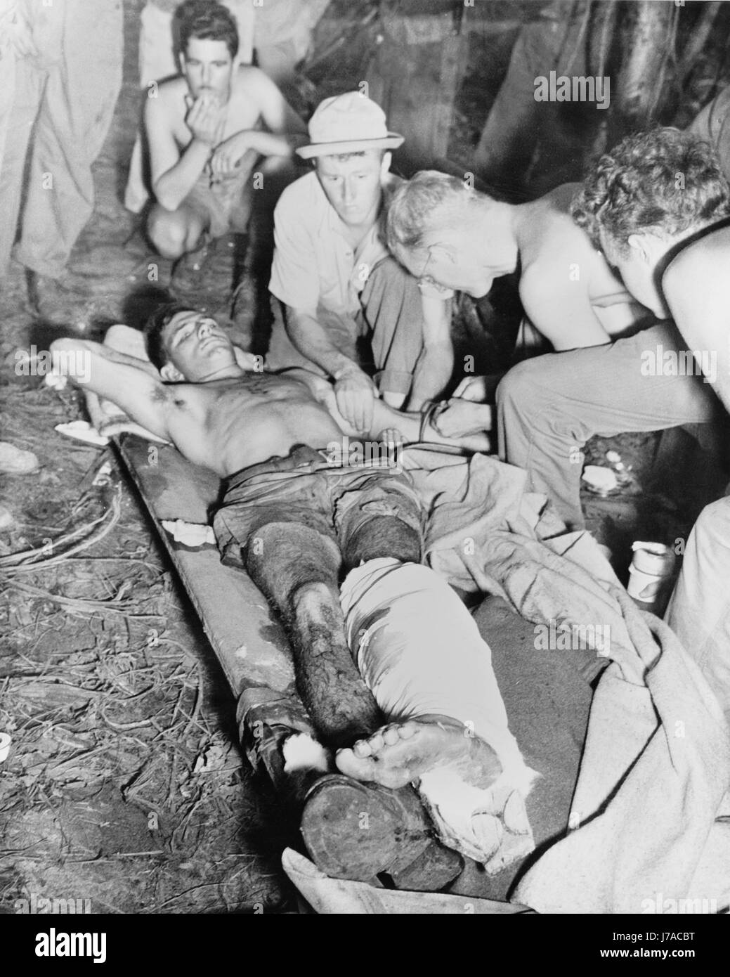 Un soldat américain blessé reçoit une transfusion de sang, Nouvelle Guinée, vers 1942-1945. Banque D'Images