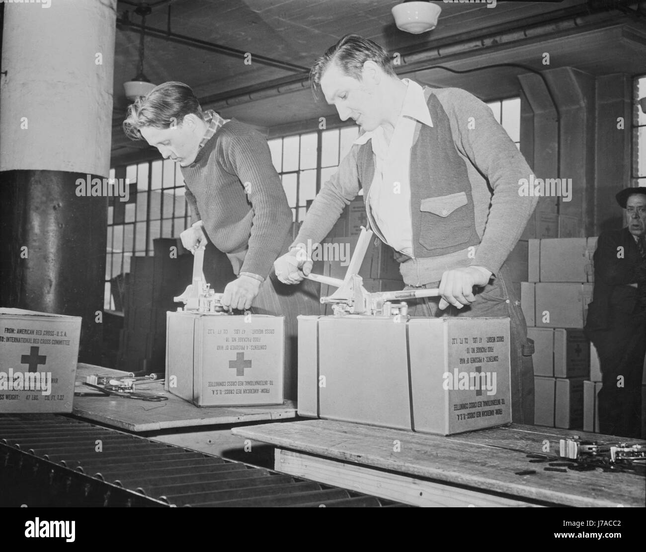 Les volontaires de la Croix-Rouge à destination de colis pack de soldats, vers 1942-1943. Banque D'Images