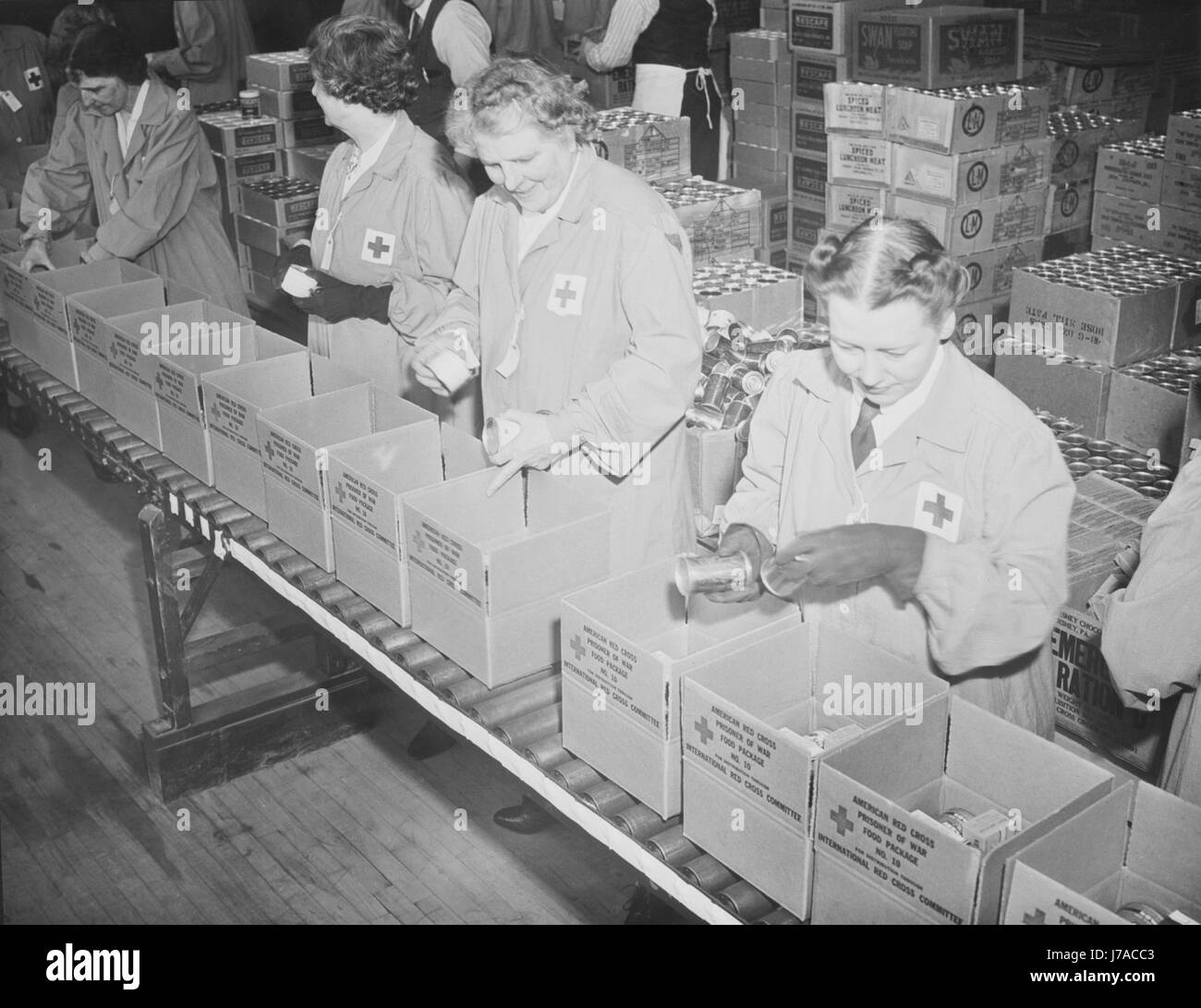 Les femmes volontaires de la Croix Rouge à destination de parcelles pack soldats pendant la guerre, 1942. Banque D'Images