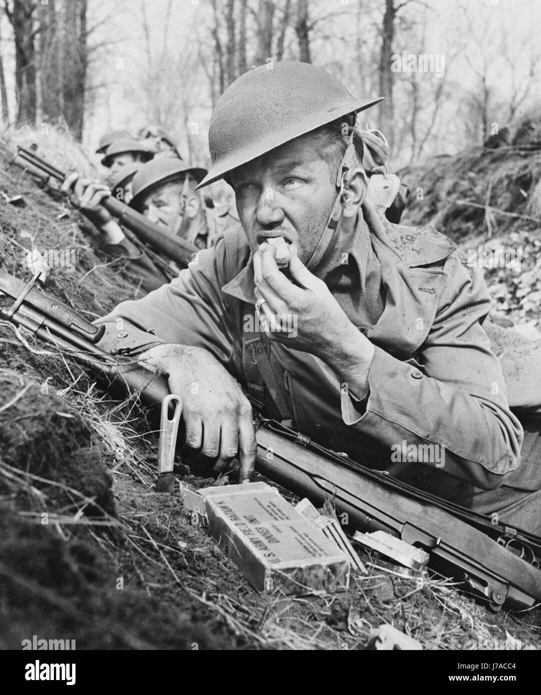 Soldat américain manger ration sur le terrain, vers 1942. Banque D'Images
