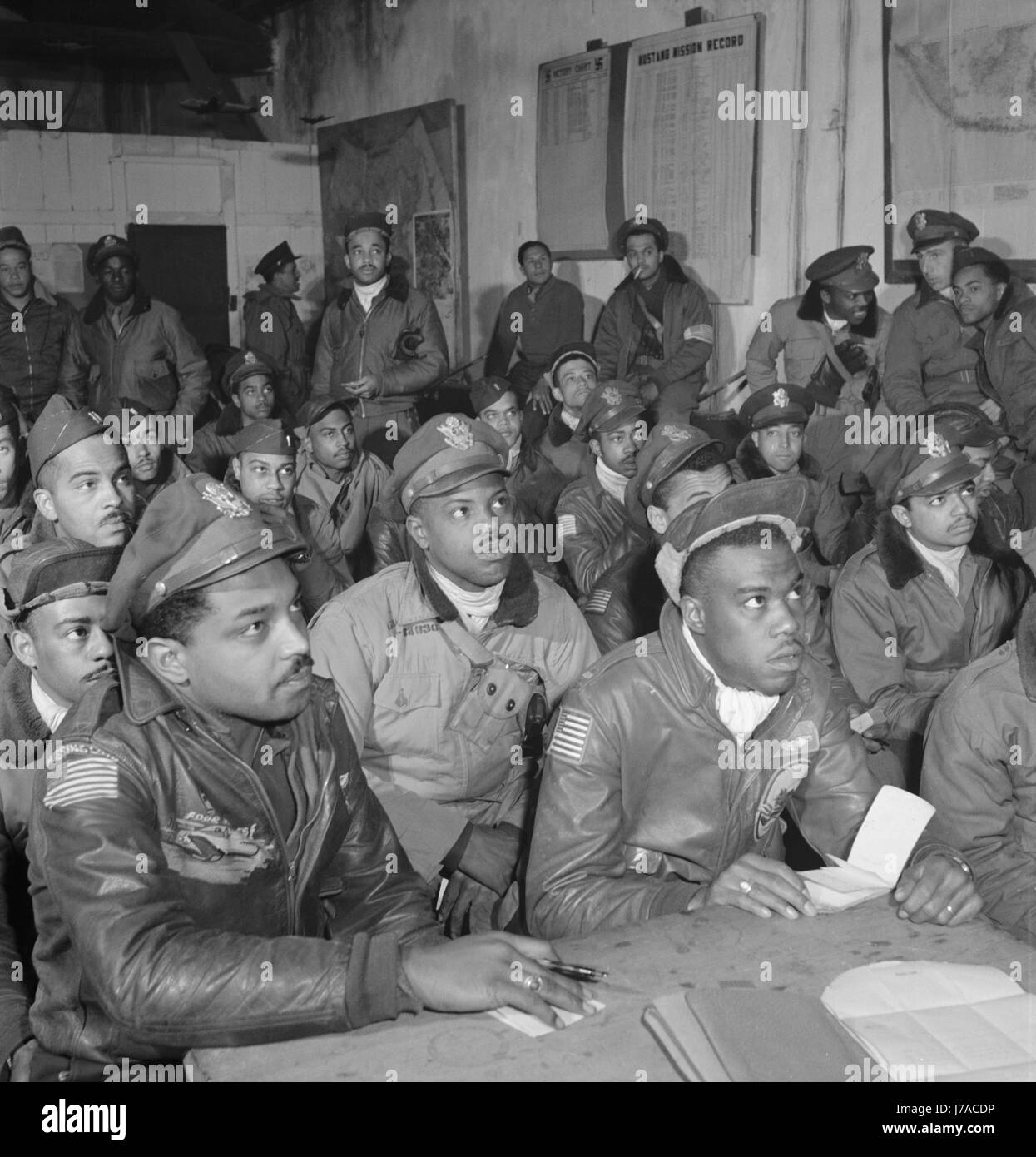 Les membres de l'Army Air Force 332e Fighter Group dans un briefing room, 1945. Banque D'Images