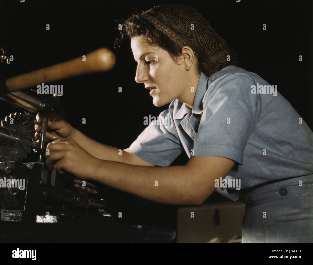Femme travaillant sur le transport de pièces dans le moulin manuel, Fort Worth, Texas, 1942. Banque D'Images