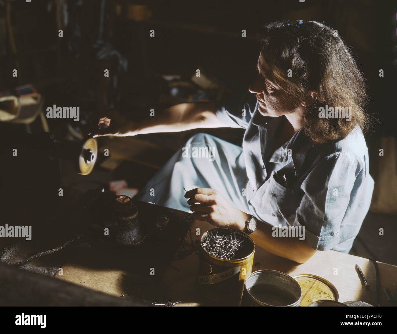 Femme crée des pièces pour la transfusion sanguine bouteilles, 1942. Banque D'Images