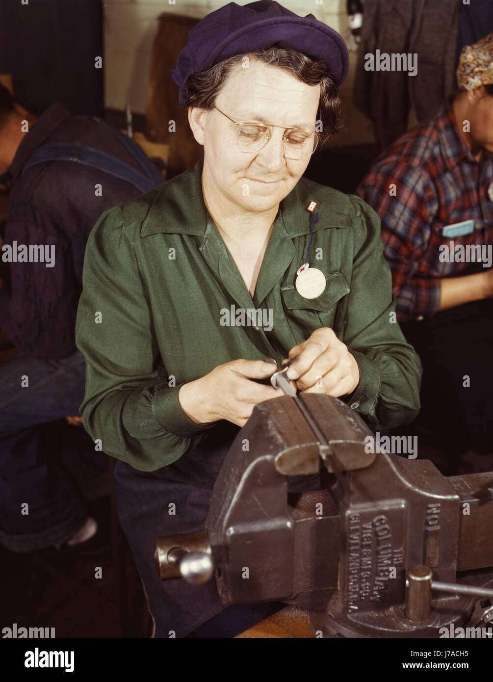 Femme travail à la table sur les petites pièces d'armes à feu pour l'armée américaine, 1943. Banque D'Images