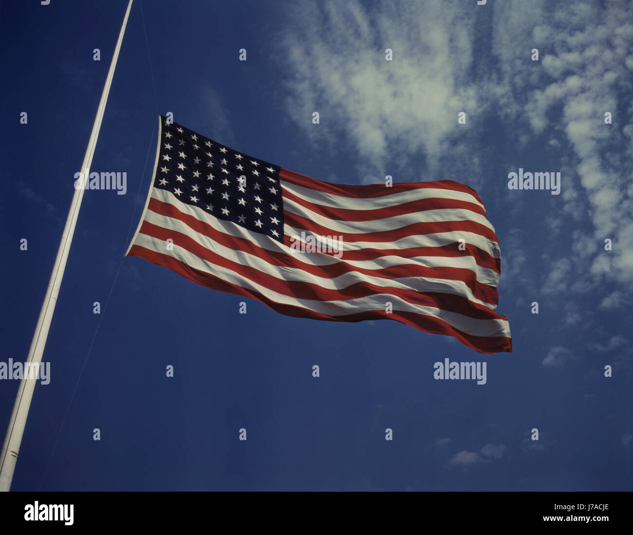 Brandissant le drapeau américain dans le vent à Fort Knox, Kentucky. Banque D'Images