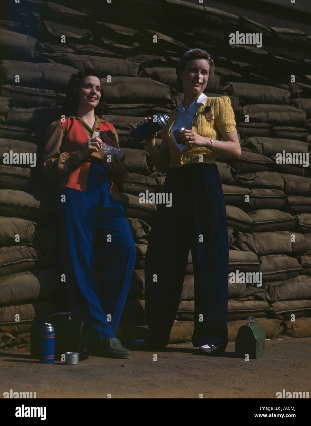 Pause déjeuner pour ces travailleuses d'une usine de montage d'aéronefs, 1942. Banque D'Images