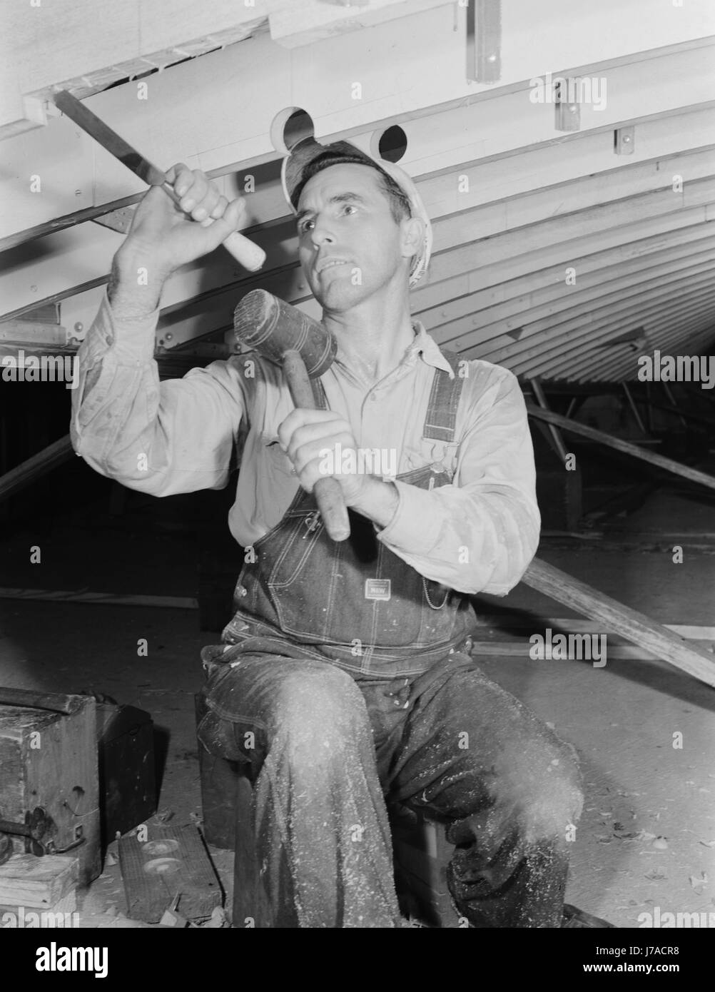 L'homme travaillant avec un burin sur une poutre d'un motor torpedo boat pour la Marine, 1942. Banque D'Images