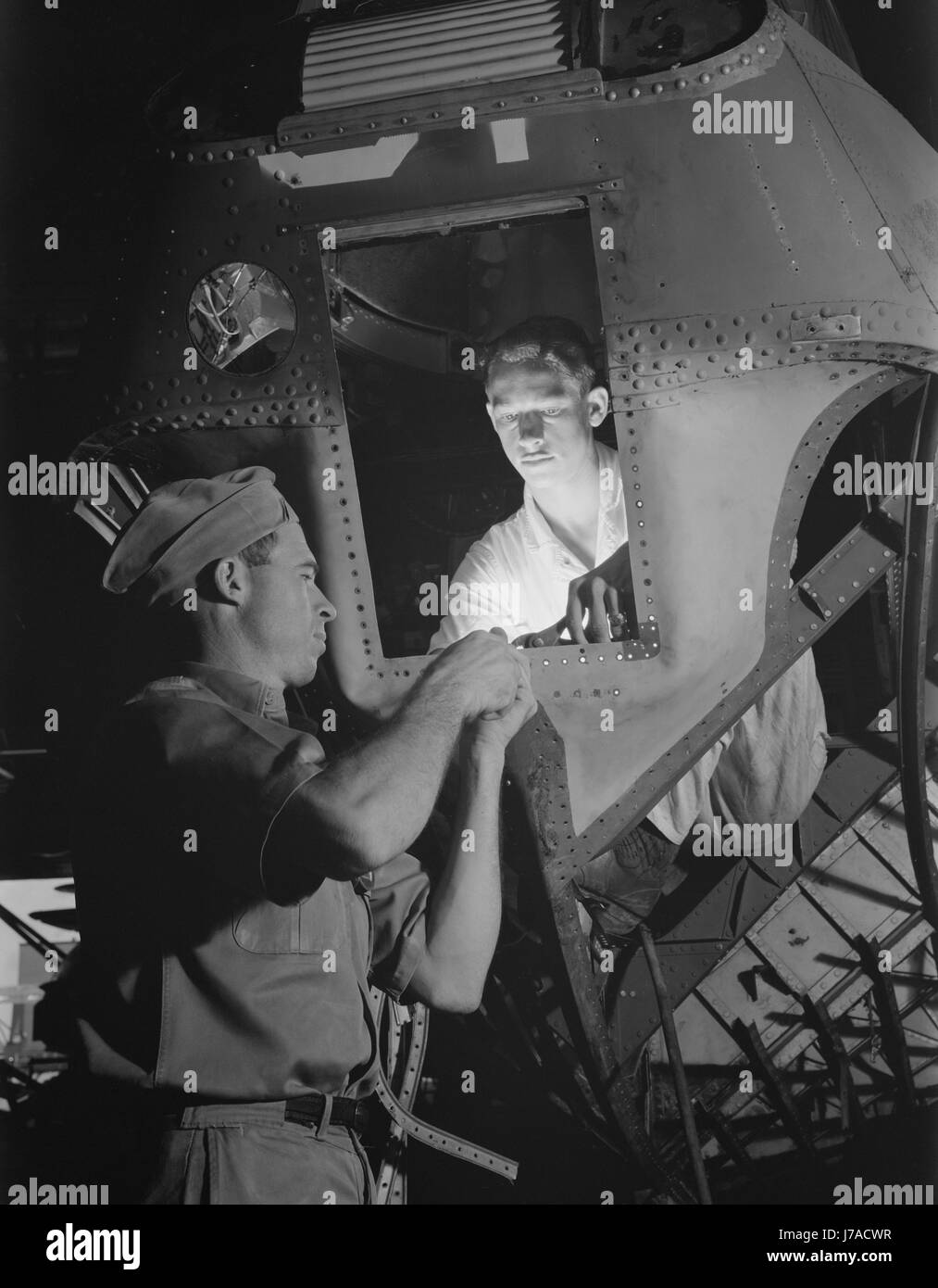 Un tôlier et son assistant réparer et assembler les avions, 1942. Banque D'Images