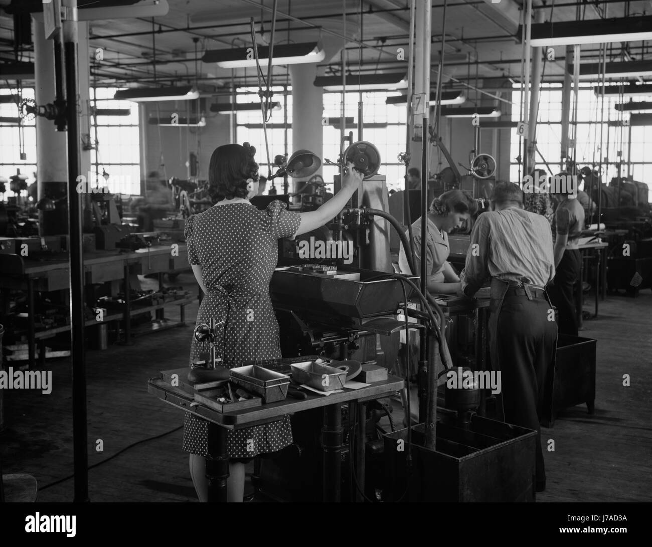 Les travailleurs de l'usine V meulage-blocs sur machines, 1942. Banque D'Images