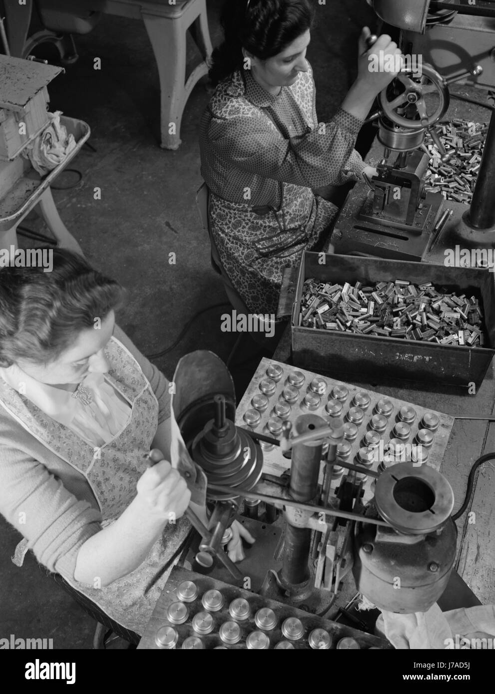 Les femmes qui fabriquent des pièces à utiliser pour les productions de guerre, les efforts de 1942. Banque D'Images