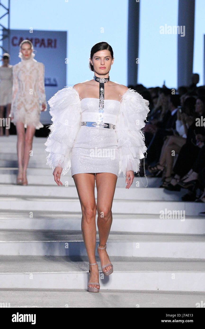 La mannequin brésilienne Isabeli Fontana, sur la passerelle pour le Celia Kritharioti montrent à Stavros Niarchos Centre Culturel. Designer Celia Kritha grec Banque D'Images