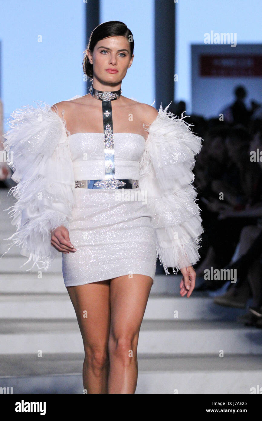 La mannequin brésilienne Isabeli Fontana, sur la passerelle pour le Celia Kritharioti montrent à Stavros Niarchos Centre Culturel. Designer Celia Kritha grec Banque D'Images