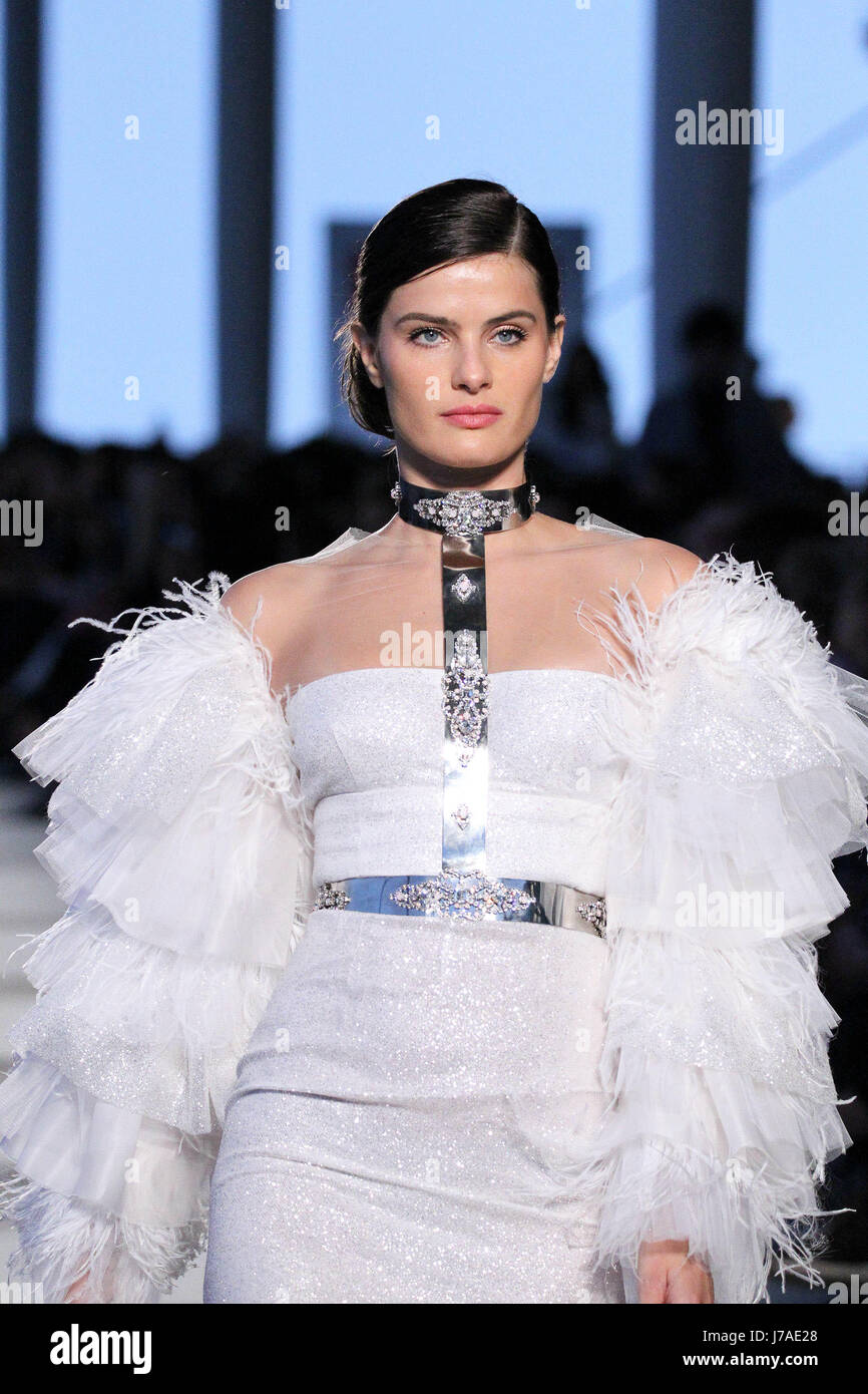 La mannequin brésilienne Isabeli Fontana, sur la passerelle pour le Celia Kritharioti montrent à Stavros Niarchos Centre Culturel. Designer Celia Kritha grec Banque D'Images