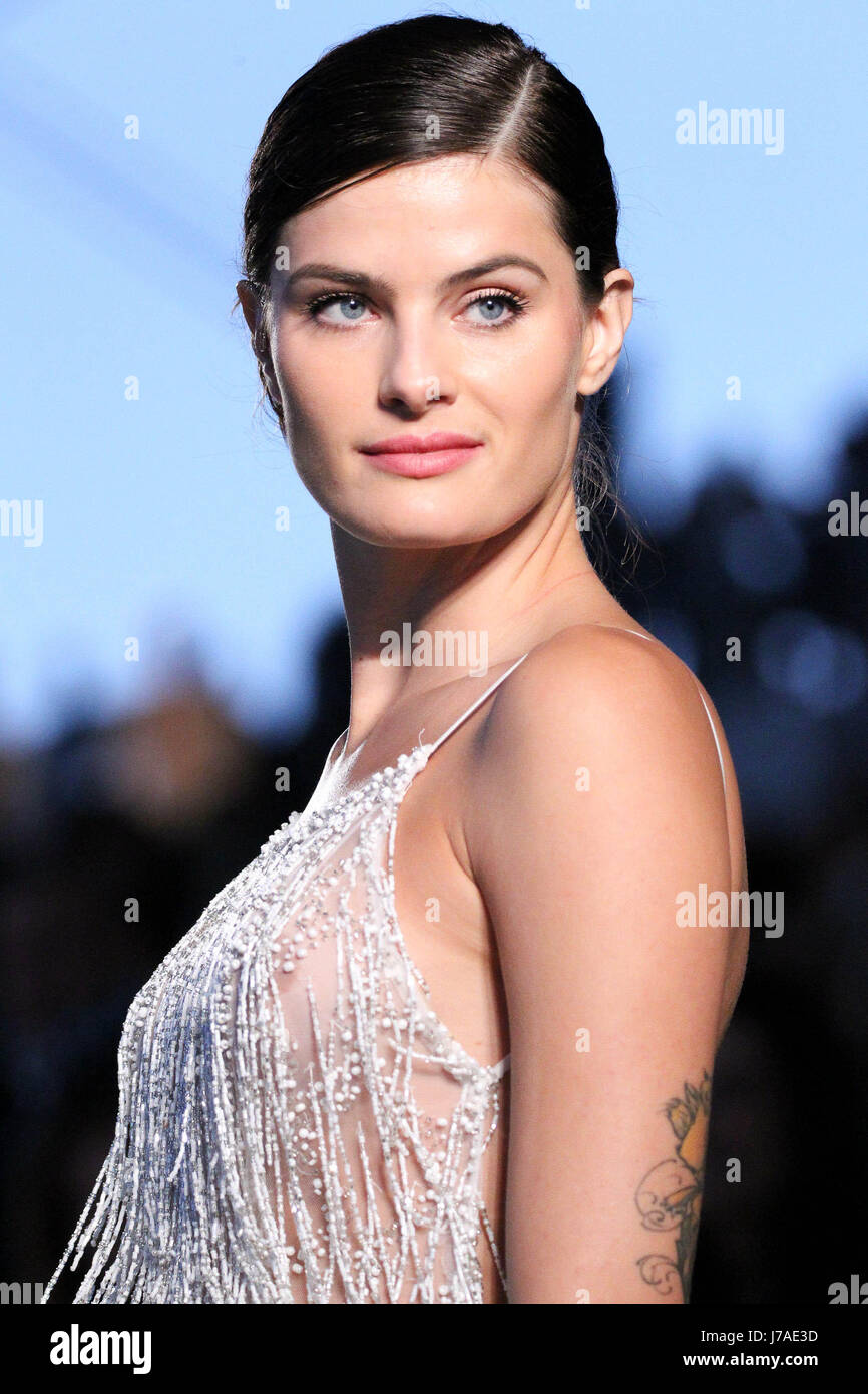 La mannequin brésilienne Isabeli Fontana, sur la passerelle pour le Celia Kritharioti montrent à Stavros Niarchos Centre Culturel. Designer Celia Kritha grec Banque D'Images