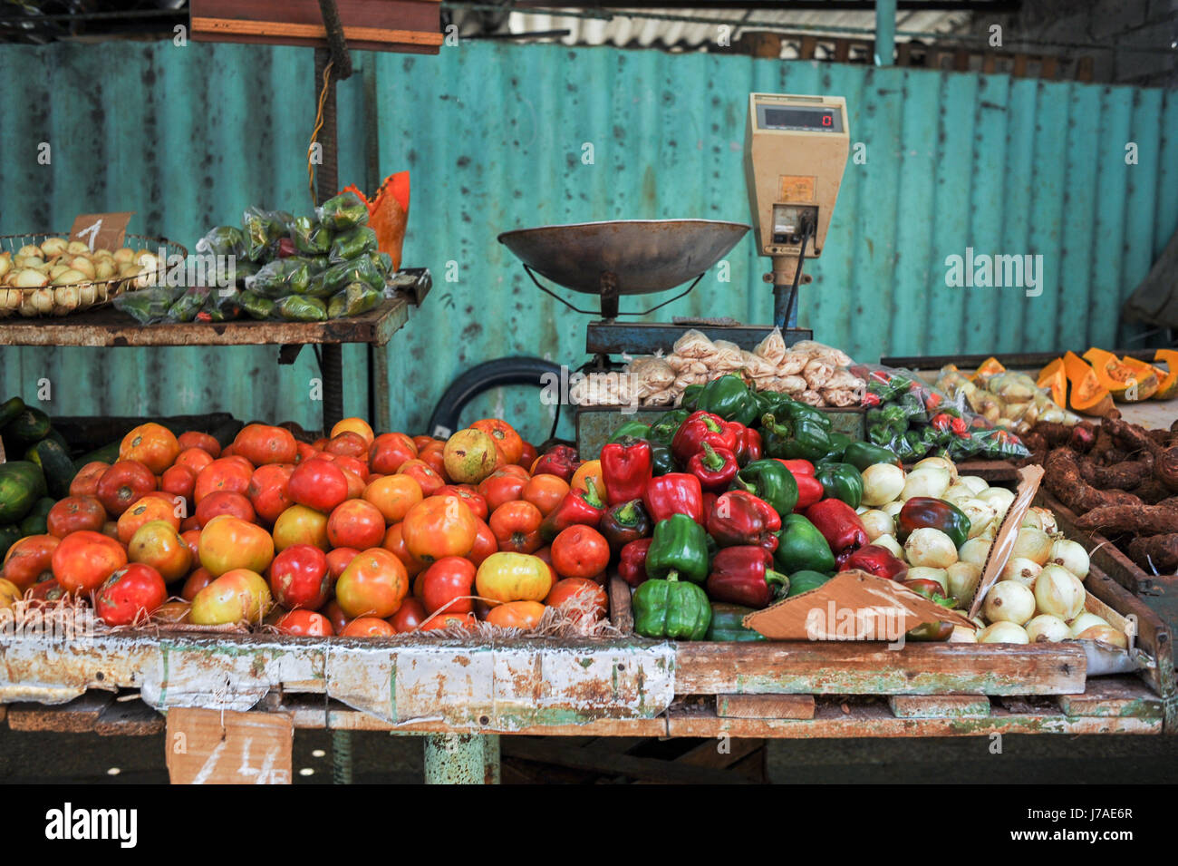 Stand de fruits et légumes au marché local dans la rue Neptuno, La Havane, Cuba Banque D'Images