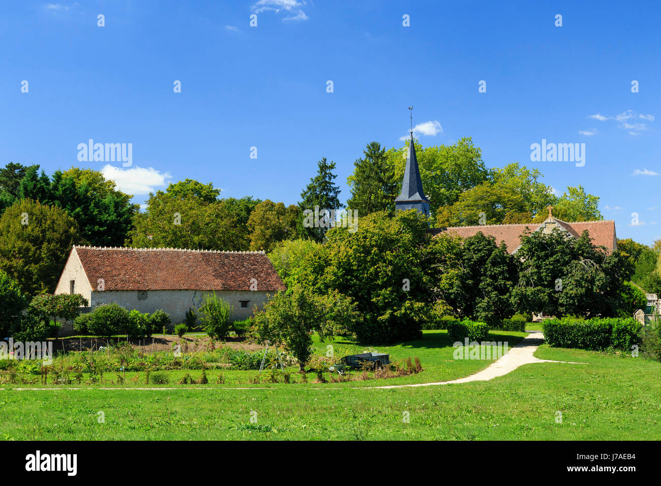 France, cher, Farges-Allichamps, le centre du village et son église ou chapelle des Templiers Banque D'Images