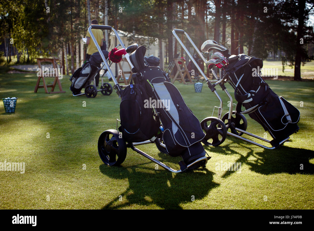 Chariots de golf avec de l'équipement Banque D'Images