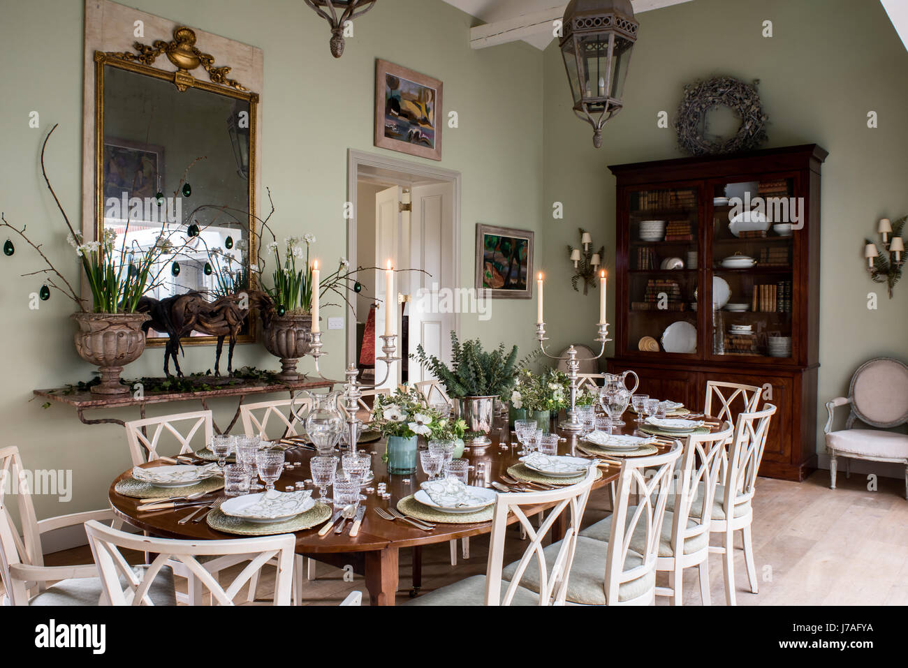 Salle à manger spacieuse. La dix-huitième-siècle acajou table est dressée avec des cristaux et des blocs, des serviettes en lin imprimé. Les chaises sont des anciens de la France un Banque D'Images