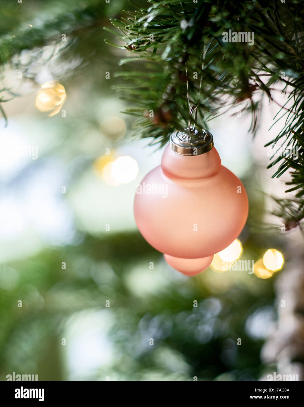 Détail d'un ornement de verre danois rose sur un arbre de Noël Banque D'Images