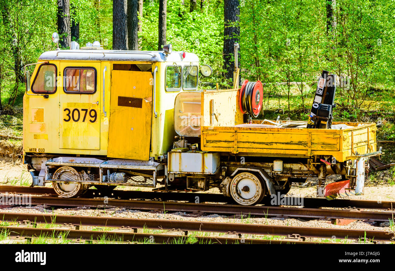 Brosarp, Suède - Mai 18, 2017 : Documentaire de la gare ferroviaire historique. Entretien vintage jaune voiture équipée de tuyau d'eau et les petits Banque D'Images