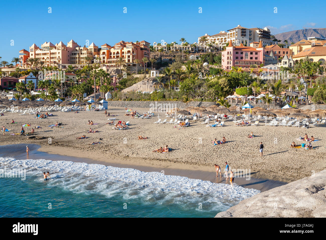 Beaucoup de gens en train de bronzer sur la plage Playa del Duque. Costa Adeje, Tenerife, Canaries, Espagne Banque D'Images