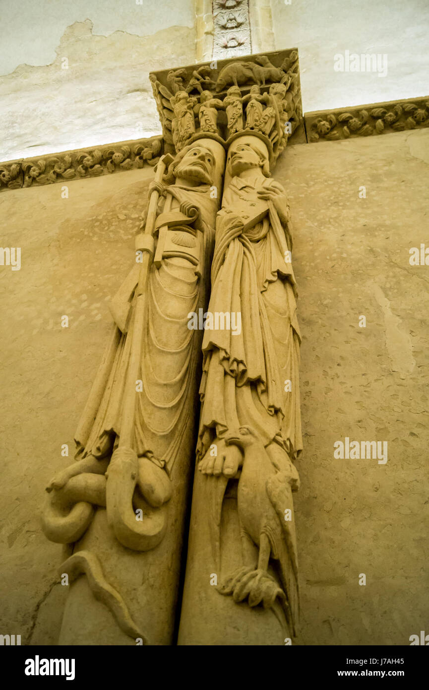 Piliers sculpté dans la forme de statues des apôtres, 9ème. siècle, Camara Santa de chambre), la cathédrale de San Salvador, Oviedo, Asturias, Espagne Banque D'Images