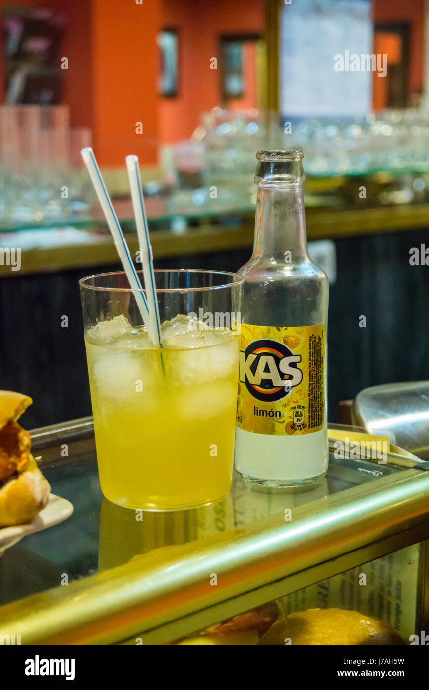 Lynchburg Lemonade cocktail sur un bar, Oviedo, Asturias, Espagne Banque D'Images