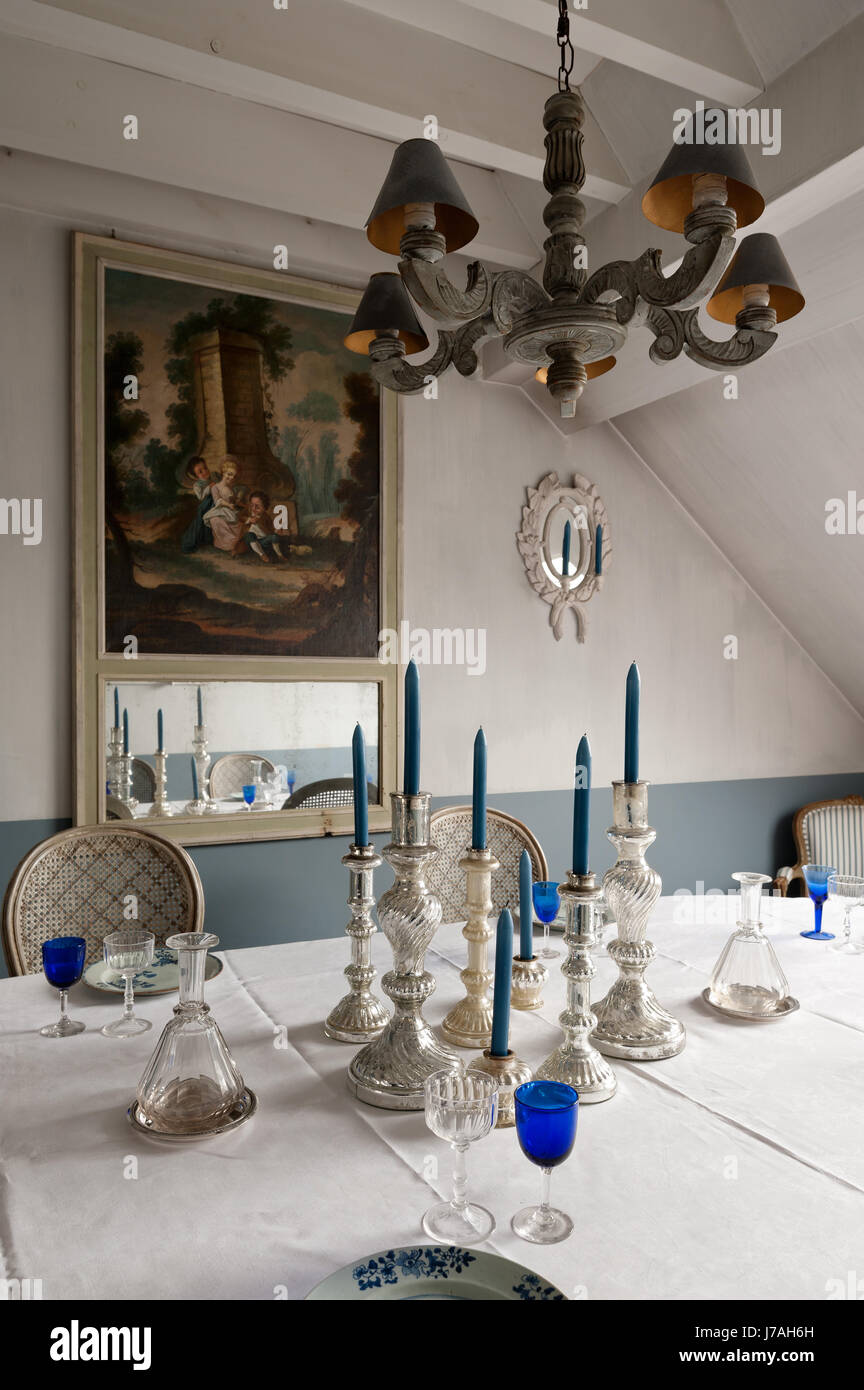 Les chandeliers d'argenterie sur table avec meuble d'angle avec miroir trumeau xviiie siècle français Banque D'Images
