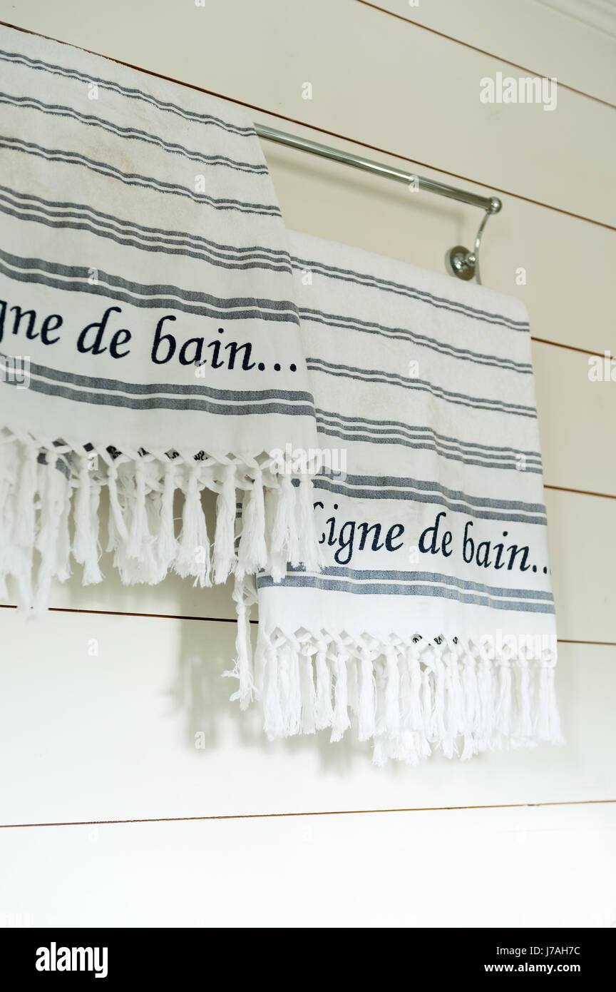 Les serviettes de bain à rayures avec texte français sur rail Banque D'Images