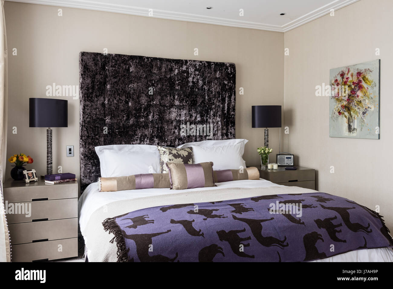 Tête de lit en velours surdimensionnés avec les pieds de lampe de chevet  colonne sur les unités Photo Stock - Alamy