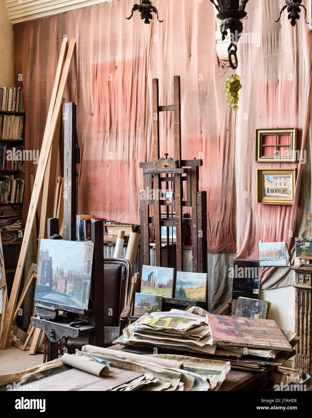 Mur-hung tissu et chevalets en studio de l'artiste bohème Julina Barrow Banque D'Images