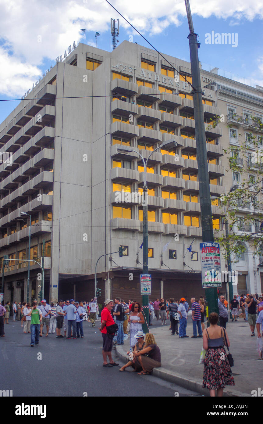 Des protestations, des graffitis, des démonstrations et des panneaux publicitaires en Grèce 2013 manifestants comme prendre à la rue sur le plan de sauvetage Banque D'Images