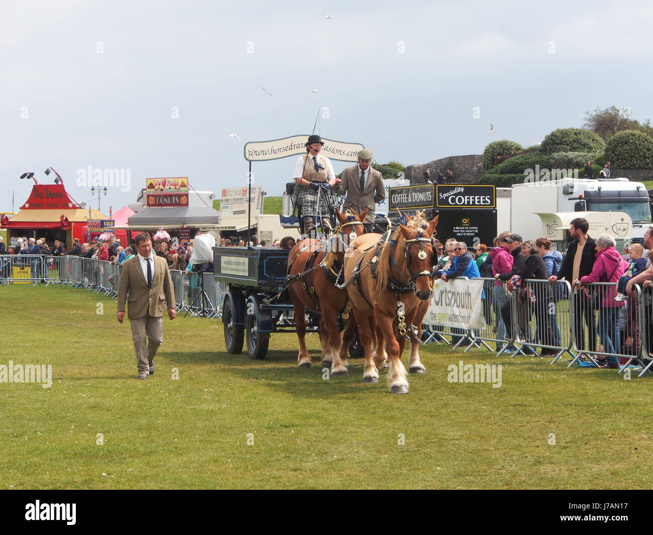 Un chariot tiré par quatre chevaux shire sur l'affichage dans une arène à montrer un pays Banque D'Images