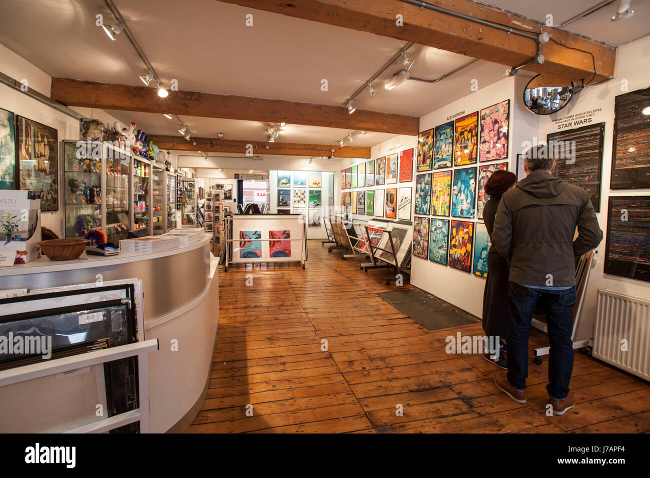 Galerie et personnes regardant une exposition Banque D'Images