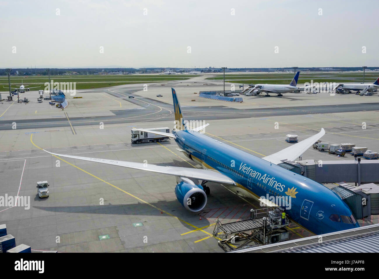 Le tarmac de l'aéroport de Francfort - Vietnam Airlines - Francfort - Allemagne - 1 AVRIL 2017 Banque D'Images