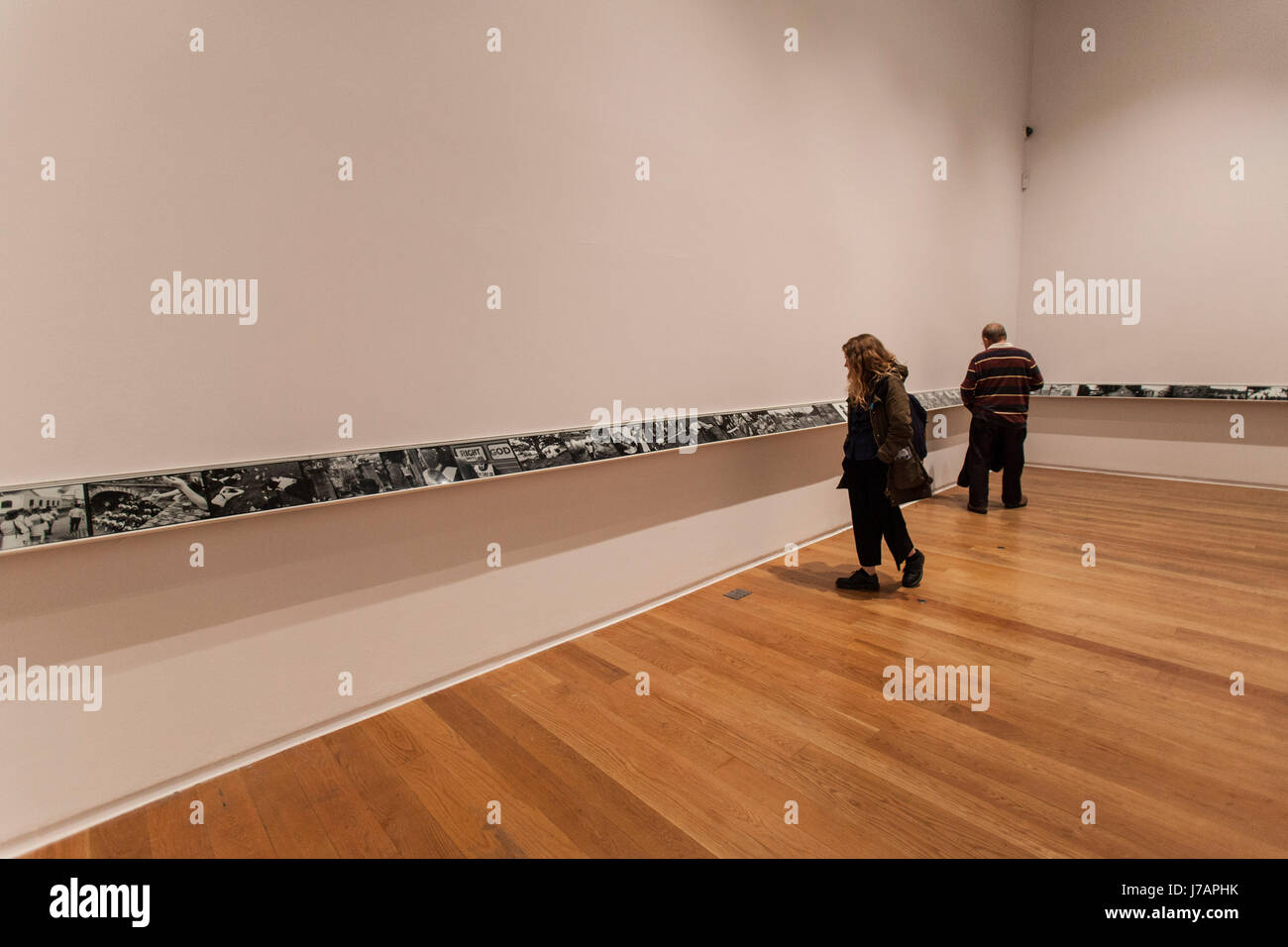 Galerie et personnes regardant une exposition Banque D'Images